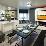 New Modern Hybrid 4 Bedroom 7 Bed Apartment 9 Guest Capacity