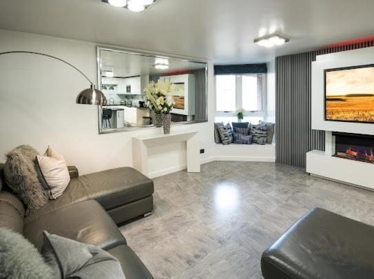 New Modern Hybrid 4 Bedroom 7 Bed 9 Guest Capacity * Londra