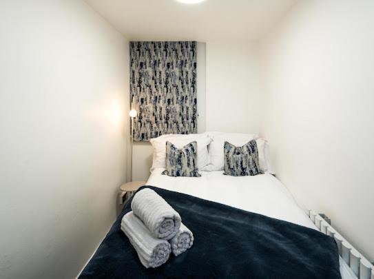 New Modern Hybrid 4 Bedroom 7 Bed 9 Guest Capacity Londra