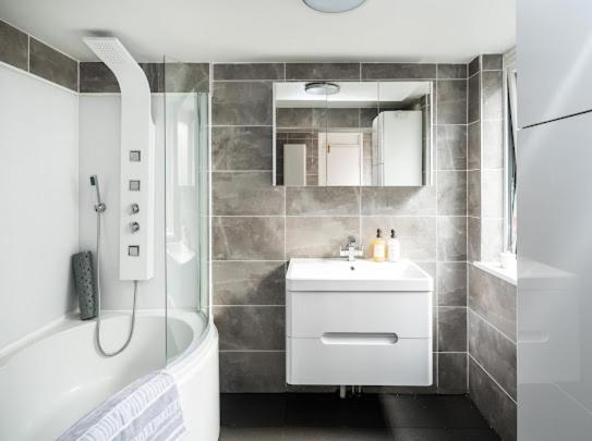 Appartamento New Modern Hybrid 4 Bedroom 7 Bed 9 Guest Capacity *