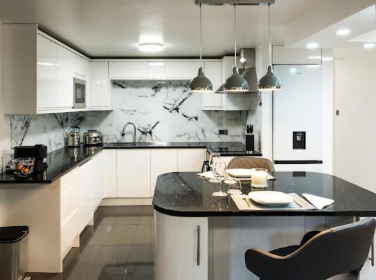 New Modern Hybrid 4 Bedroom 7 Bed 9 Guest Capacity *