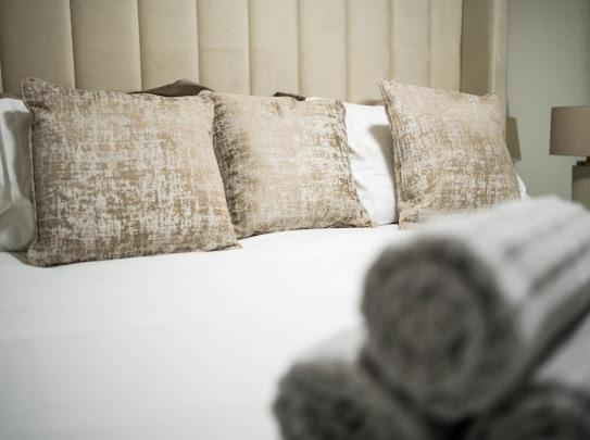 Appartamento New Modern Hybrid 4 Bedroom 7 Bed 9 Guest Capacity *