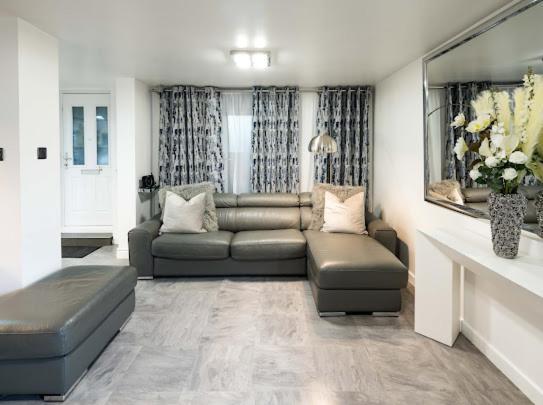 New Modern Hybrid 4 Bedroom 7 Bed 9 Guest Capacity