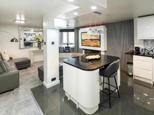 New Modern Hybrid 4 Bedroom 7 Bed 9 Guest Capacity Londra