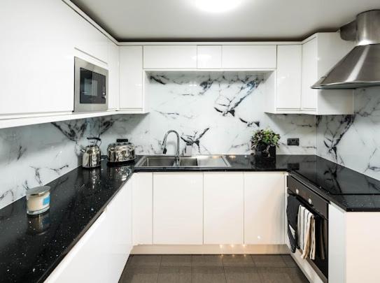 New Modern Hybrid 4 Bedroom 7 Bed 9 Guest Capacity * Londra