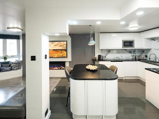 Appartamento New Modern Hybrid 4 Bedroom 7 Bed 9 Guest Capacity Londra