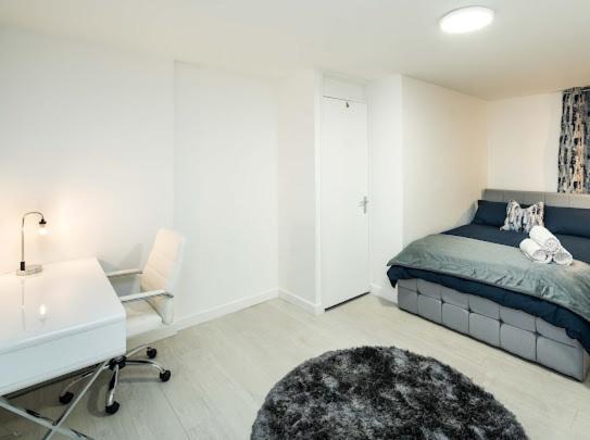 New Modern Hybrid 4 Bedroom 7 Bed 9 Guest Capacity *