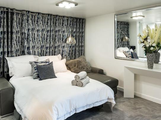 New Modern Hybrid 4 Bedroom 7 Bed 9 Guest Capacity