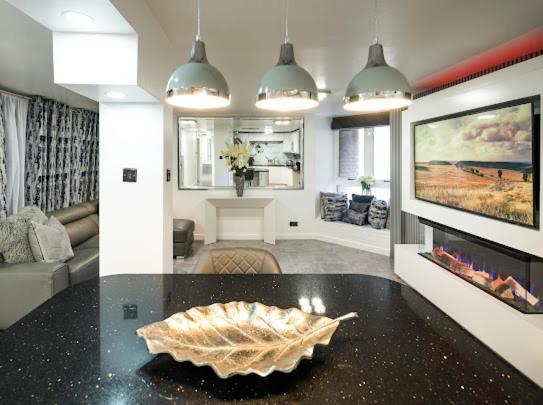 Appartamento New Modern Hybrid 4 Bedroom 7 Bed 9 Guest Capacity Londra