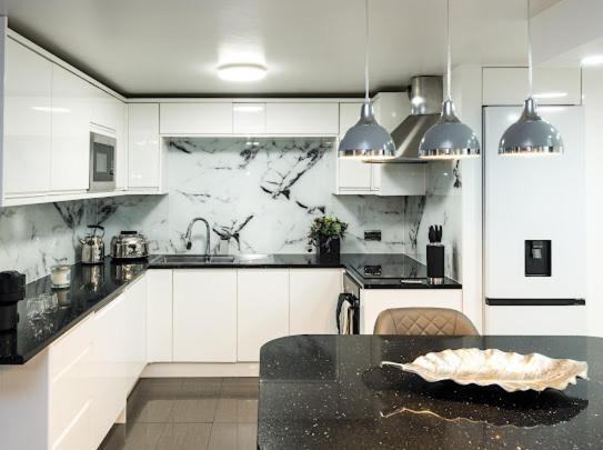 New Modern Hybrid 4 Bedroom 7 Bed 9 Guest Capacity *