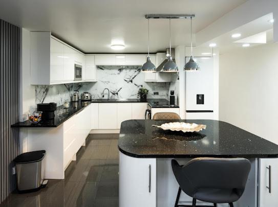 Appartamento New Modern Hybrid 4 Bedroom 7 Bed 9 Guest Capacity *