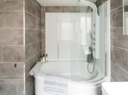 New Modern Hybrid 4 Bedroom 7 Bed 9 Guest Capacity Appartamento *